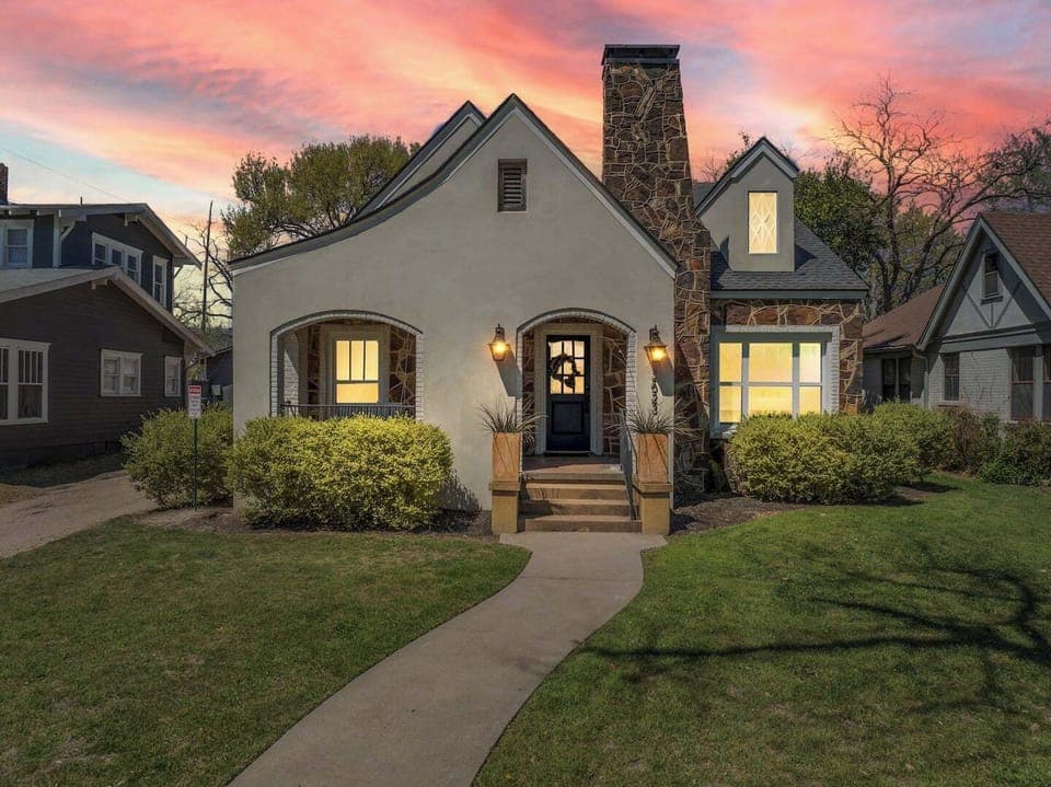 HGTV's Fixer Upper - Giraffe House in Waco