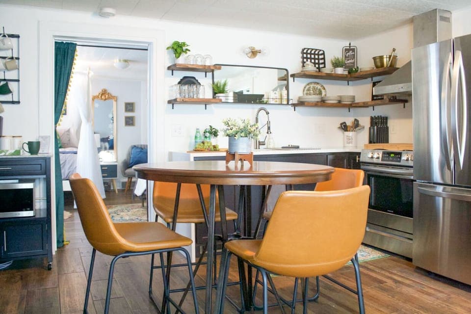 Dining for 4 (+ 2 at the breakfast bar).