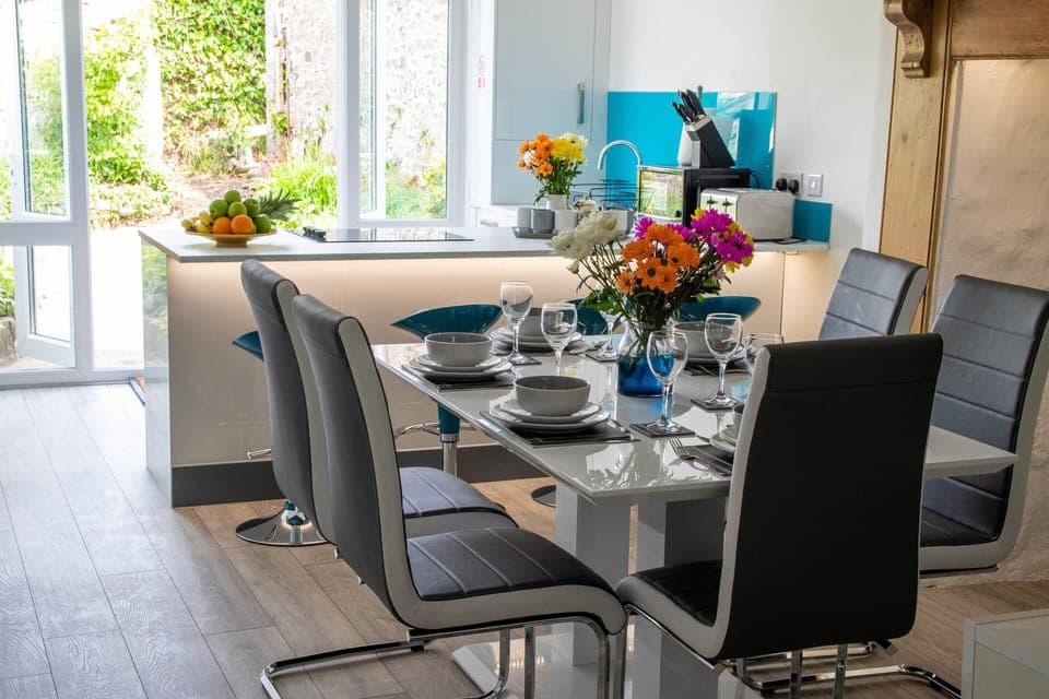 Cottage, Private Bathroom (Westeria Cottage) | Restaurant