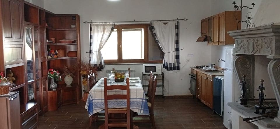 Salone con camino artistico
in pietra Basaltina.