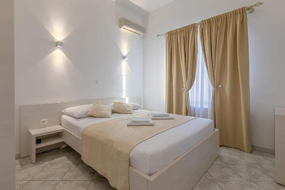 Desk, soundproofing, free WiFi, bed sheets