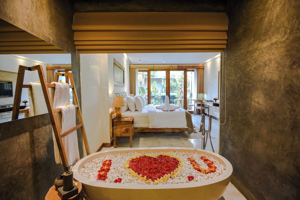 Romantic Suite Pool Access | Bathroom | Shower, spring water tub, rainfall showerhead, free toiletries