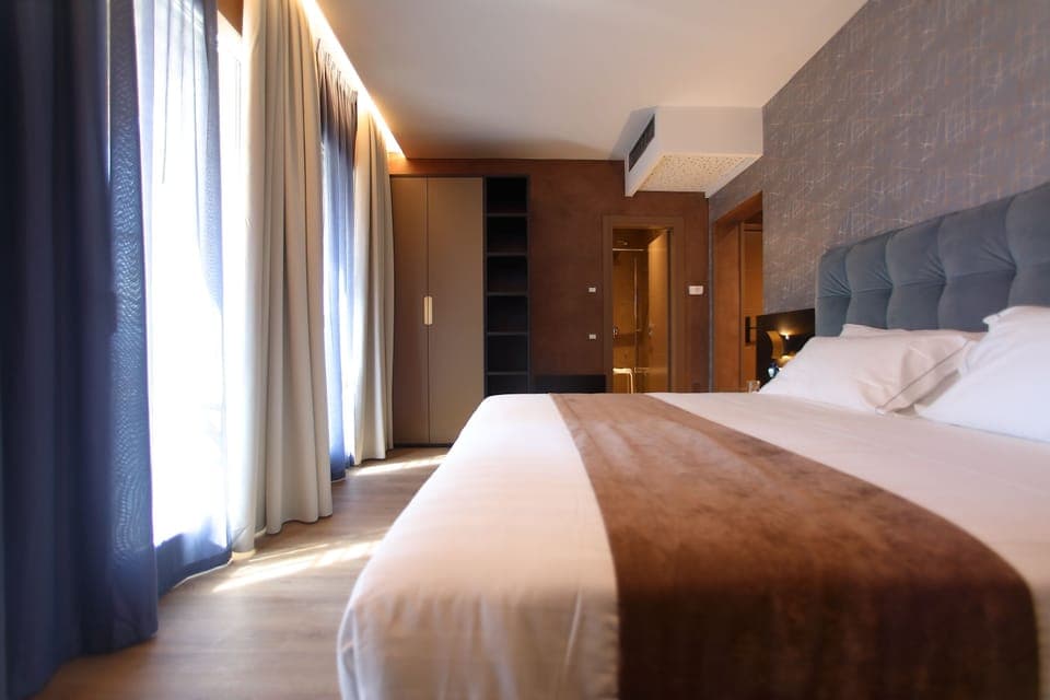 Premium bedding, down comforters, minibar, in-room safe