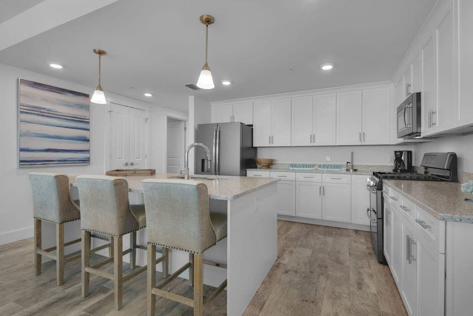 Great conversations/entertaining while preparing meals in well equipped kitchen