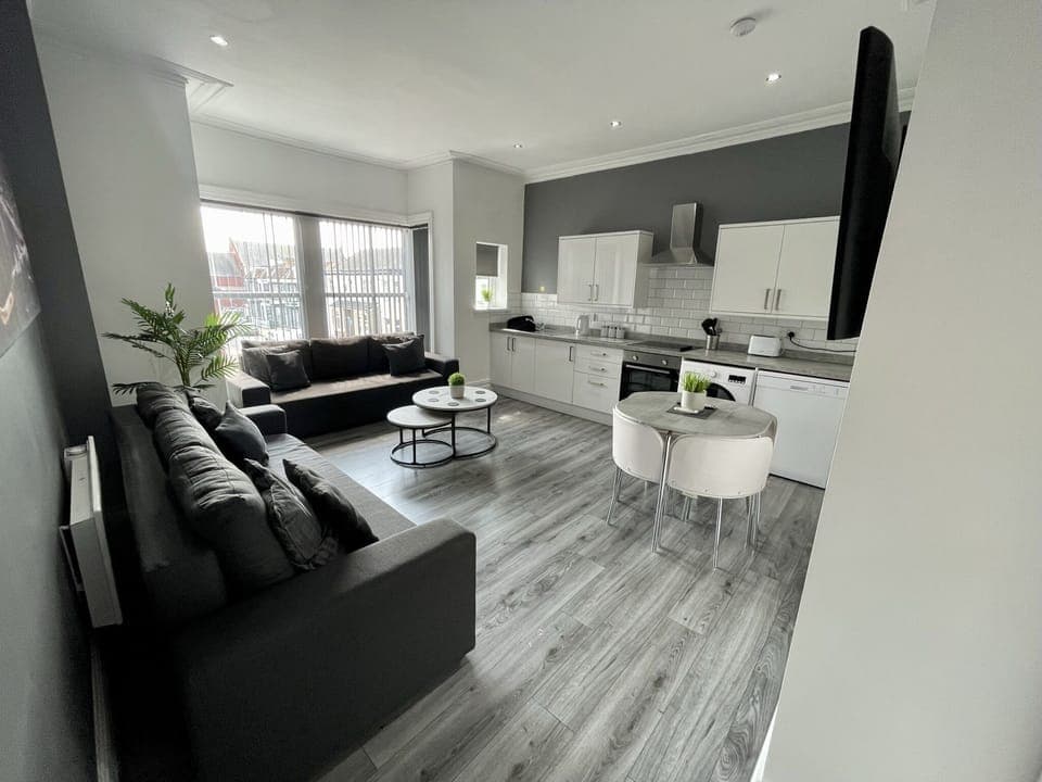 Luxury Apartment, Jetted Tub (Reads Boyd) | Lounge