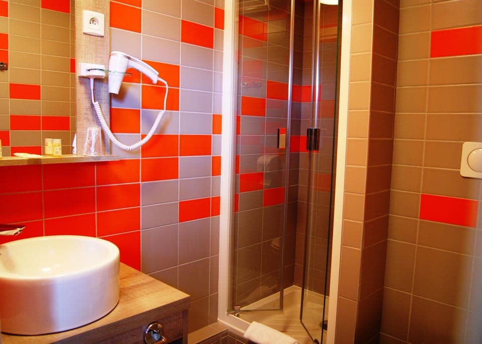 Shower, free toiletries, hair dryer, towels