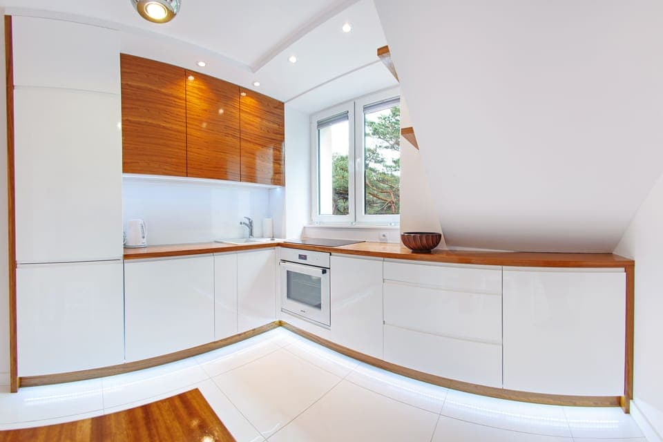 Apartment (7) | Private kitchen | Full-size fridge, stovetop, electric kettle, cookware/dishes/utensils