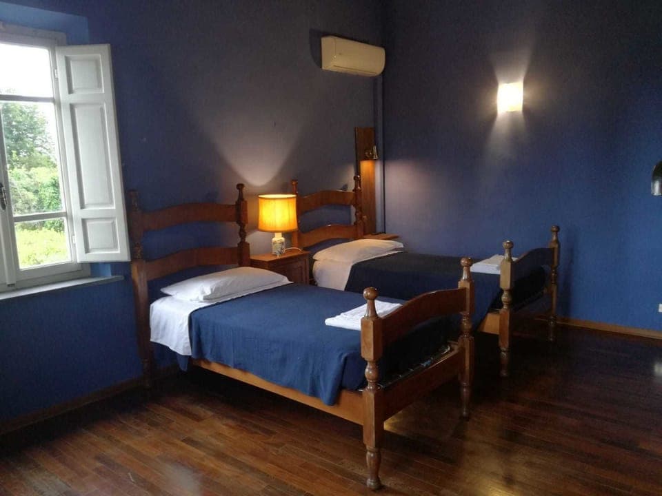 Twin Room, Shared Bathroom (Blu) | Individually furnished, desk, free WiFi, bed sheets