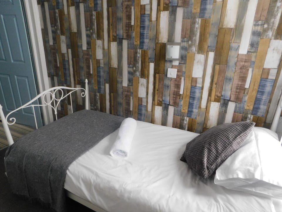 Single Room, Private Bathroom | Iron/ironing board, free WiFi, bed sheets