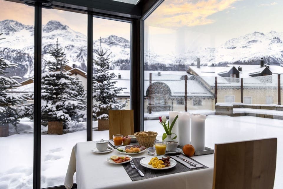 2 restaurants, lunch, dinner served; Thai cuisine