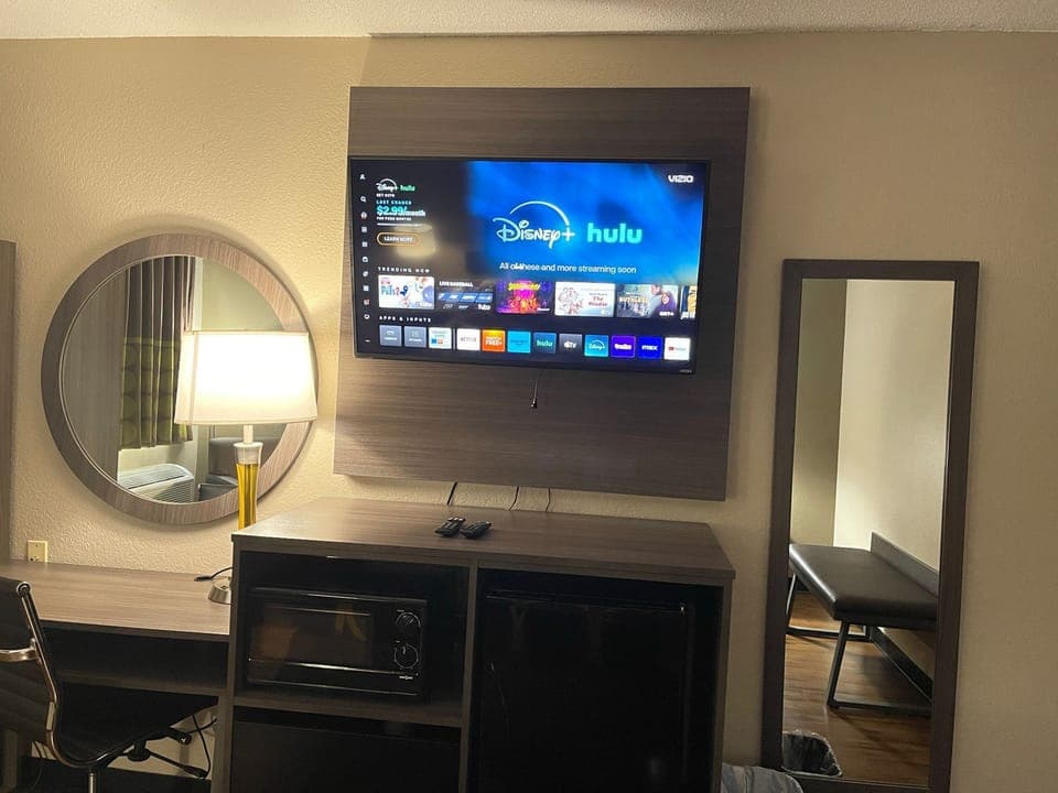 Standard Room, 1 Queen Bed | Desk, laptop workspace, blackout drapes, iron/ironing board