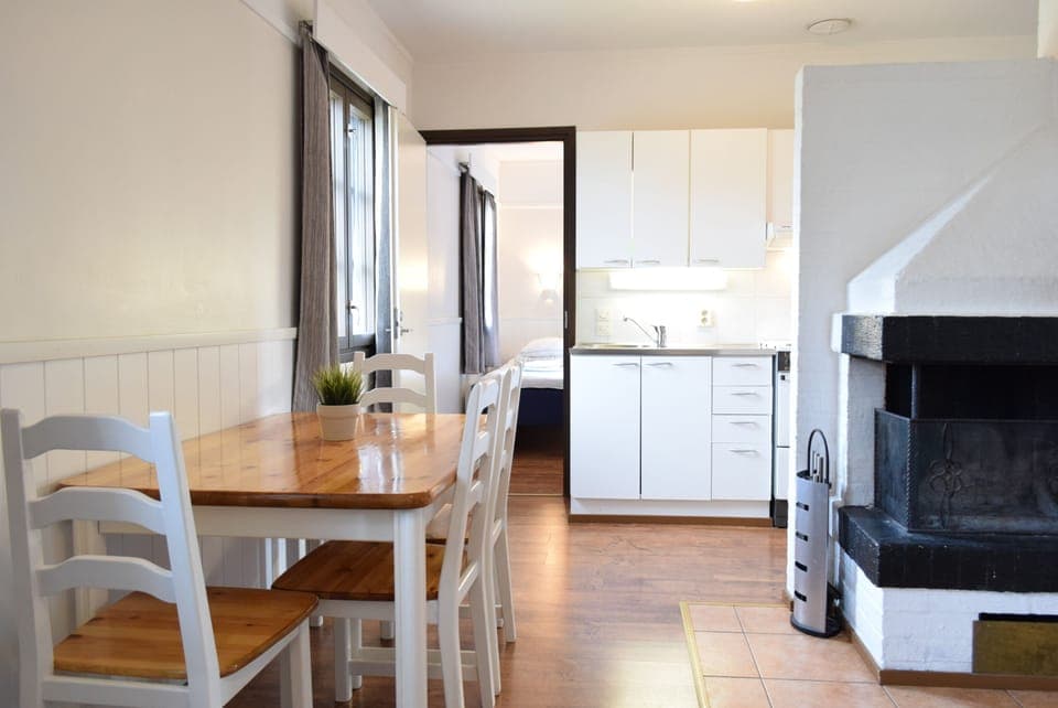 Cottage, 2 Bedrooms (4 Adults) | In-room dining