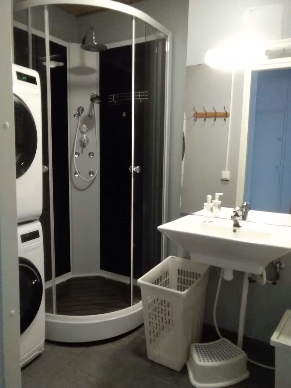 Basic Double or Twin Room, Shared Bathroom | Bathroom | Shower, bidet, towels