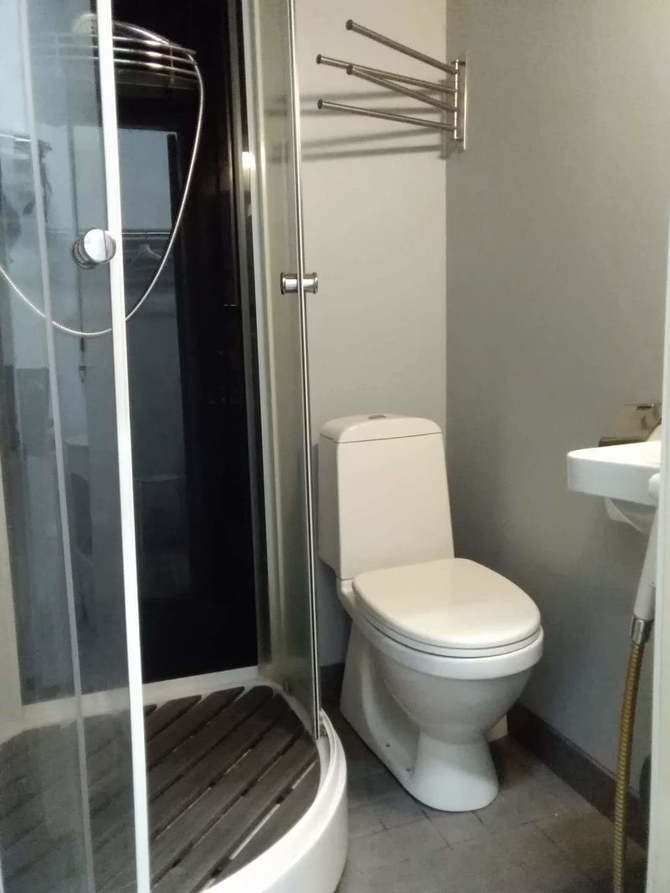Basic Triple Room, Private Bathroom | Bathroom | Shower, bidet, towels