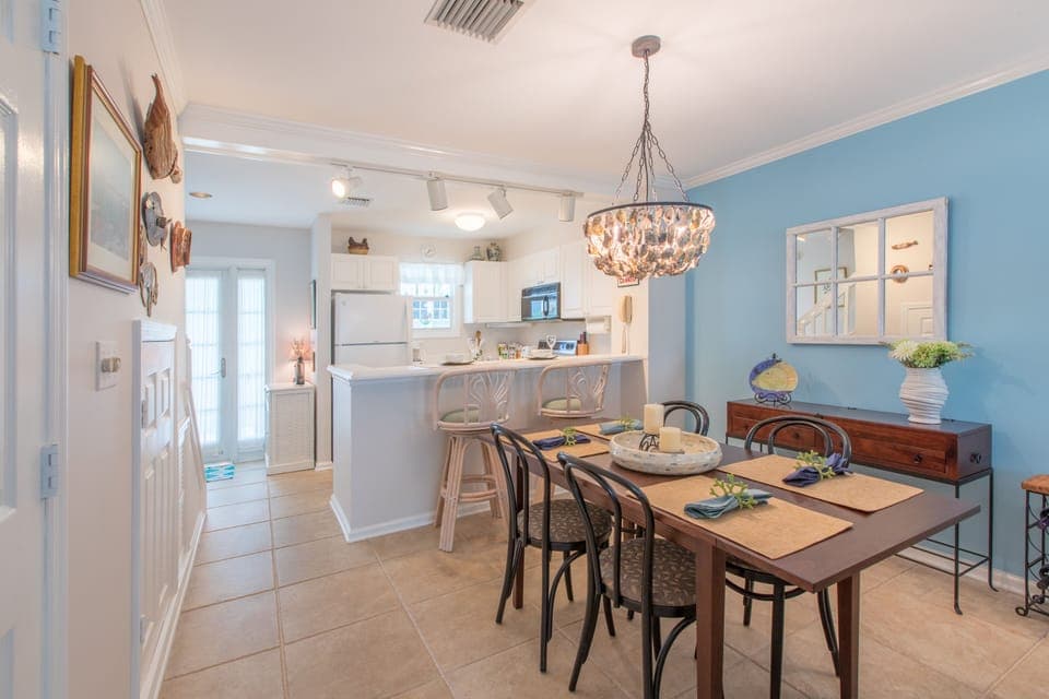 Dining area for 4 in addition to bar seating