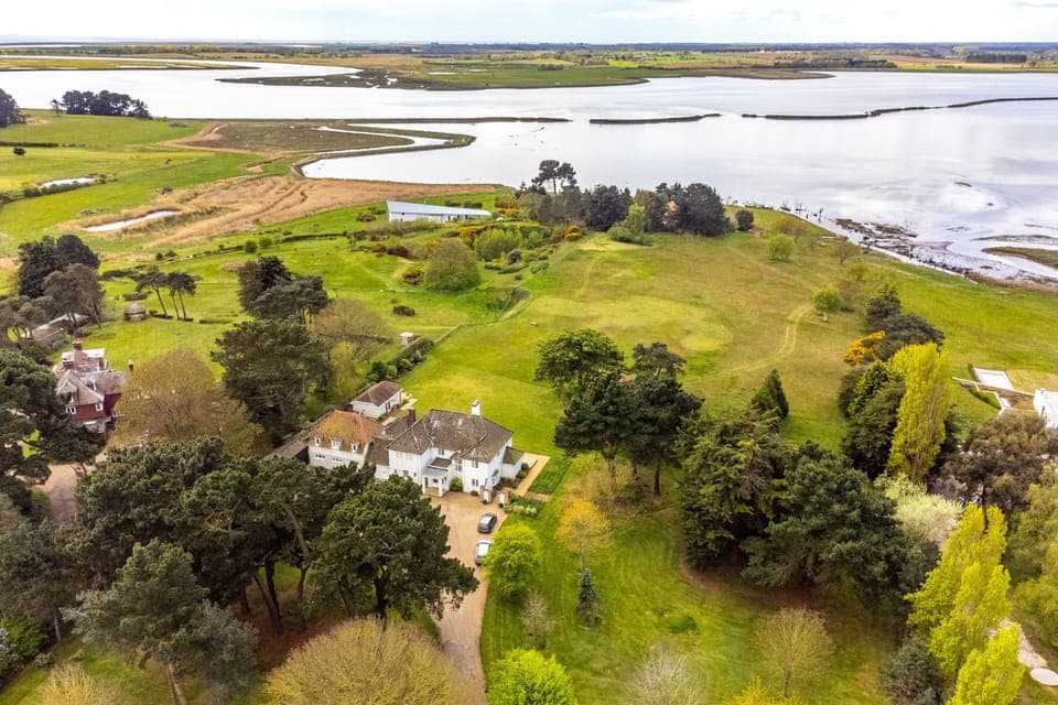 Marsh Lodge sits on the edge of river Alde