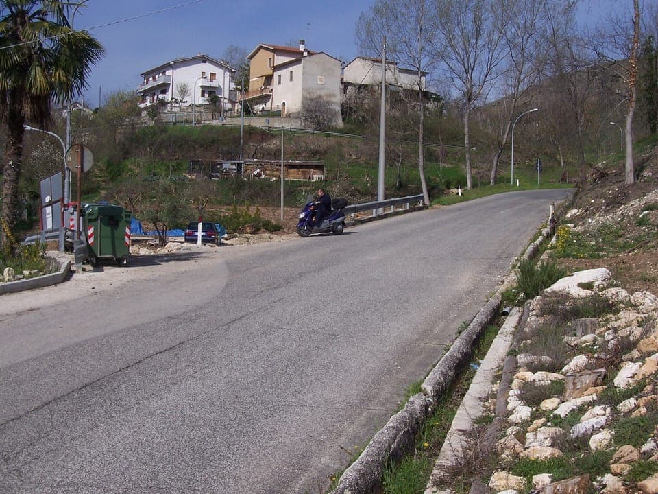 surrounding homes and main road to Sulmona (3km) away