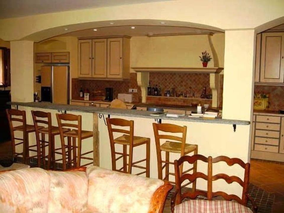 Convivial bar and breakfast area