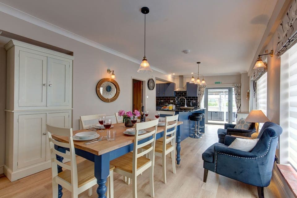 Springbank, Wells-next-the-Sea: Open plan dining area with well-equipped kitchen beyond