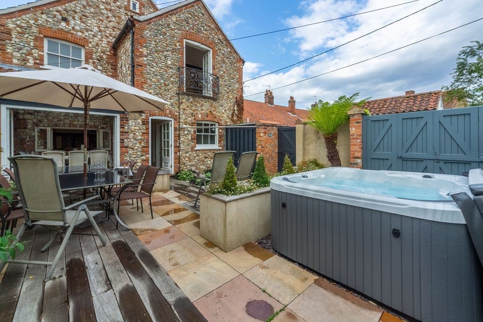 Estcourt House, Burnham Market: Courtyard garden with hot tub