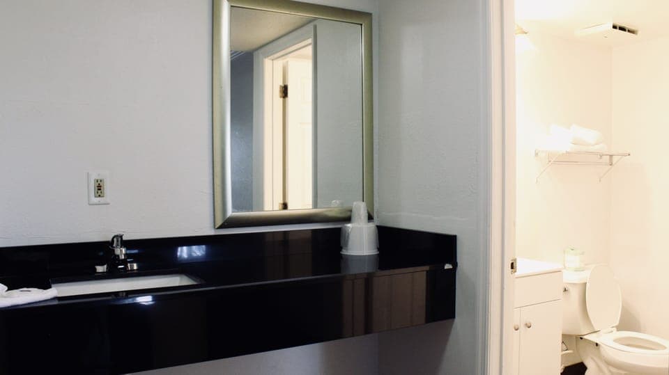 Combined shower/tub, free toiletries, hair dryer, towels