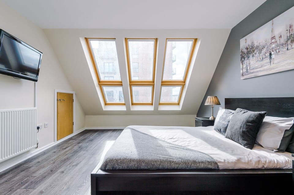 Ensuite Master bedroom with kingsize bed