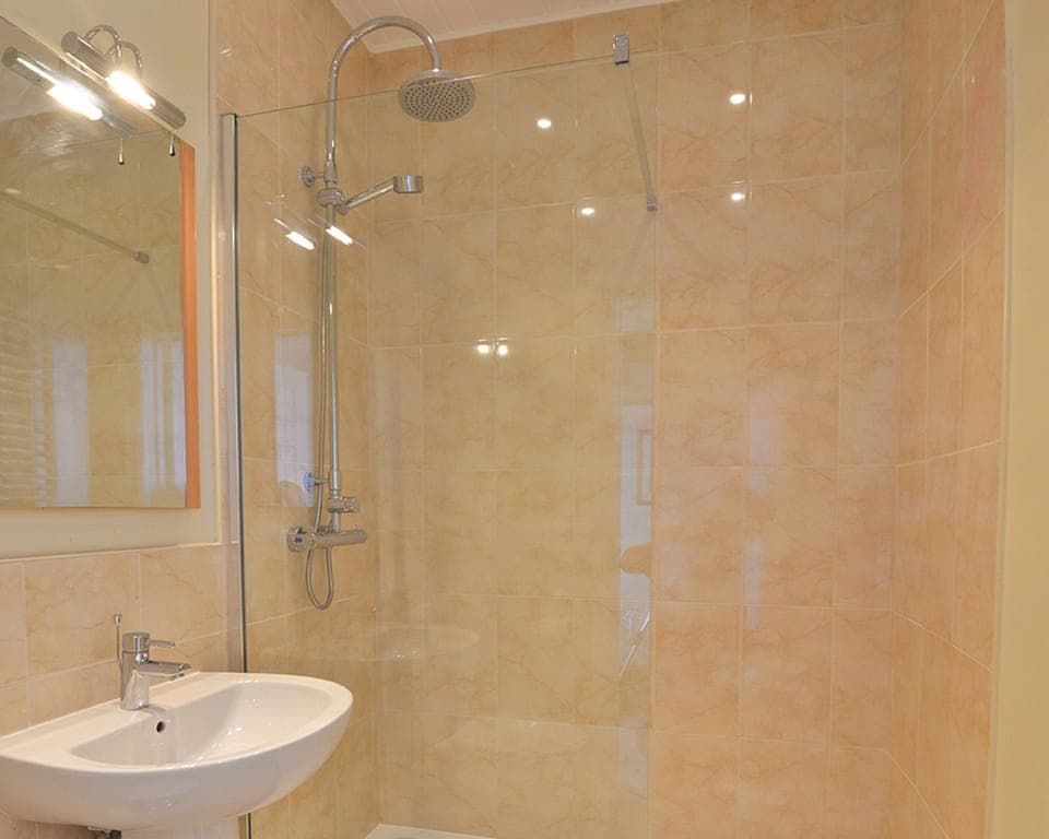 Combined shower/tub, free toiletries, hair dryer, towels