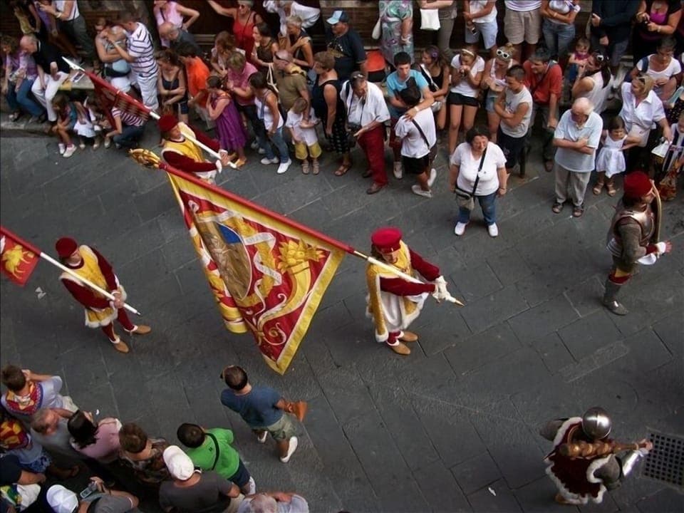 Palio parade from Casabuonsignori window