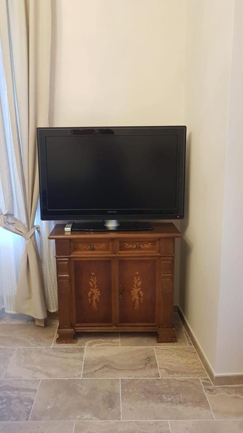 Down comforters, laptop workspace, soundproofing, free WiFi