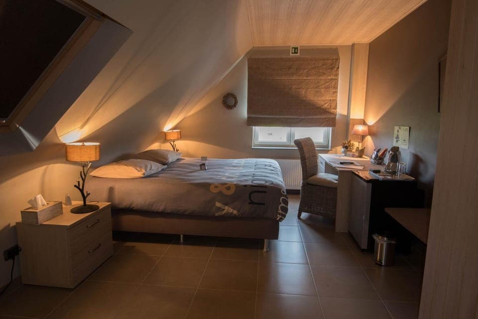 Luxury Room | Minibar, individually decorated, individually furnished, desk