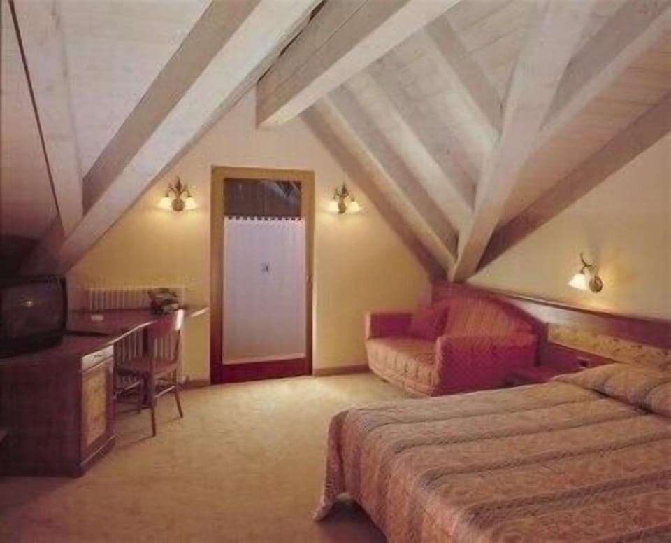 In-room safe, desk, free WiFi