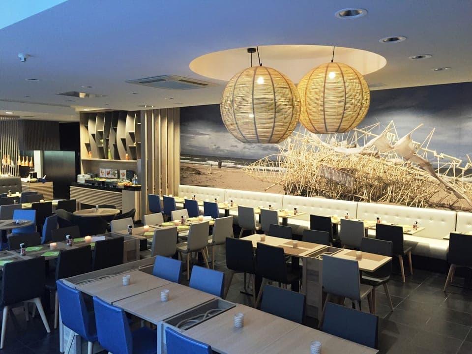 Breakfast and dinner served