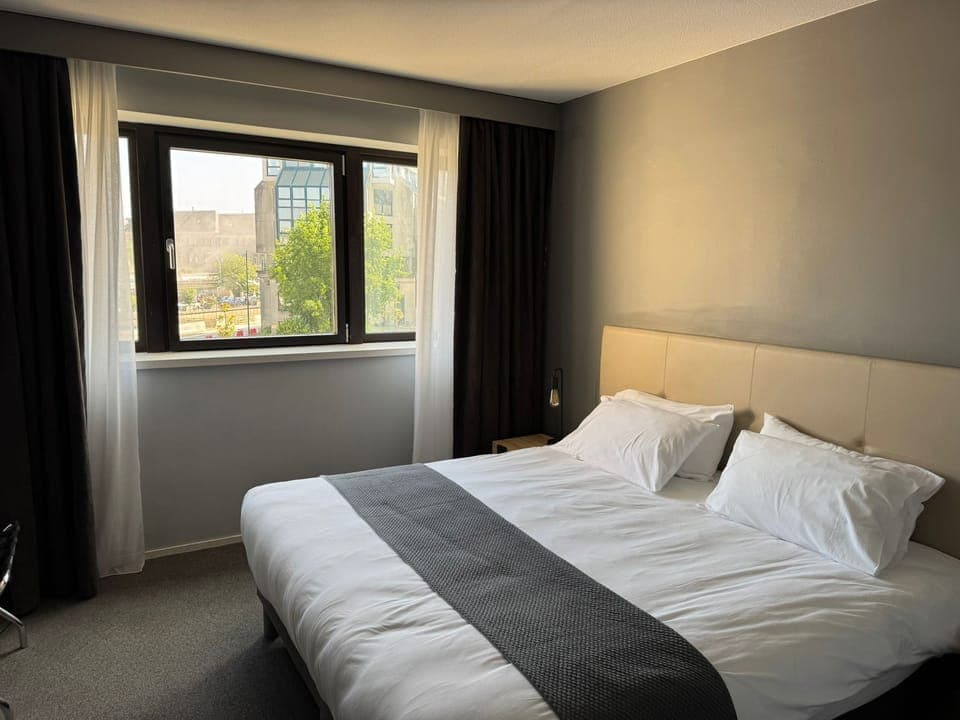 Premium bedding, individually decorated, individually furnished, desk