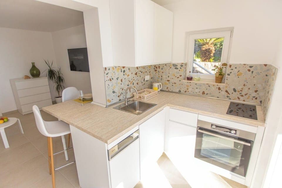 Deluxe Apartment | Private kitchen | Fridge, oven, stovetop, dishwasher