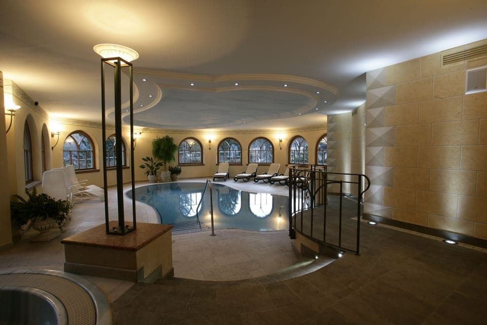 Indoor pool, sun loungers