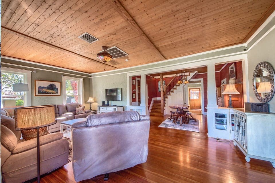 Living Room with plenty of seating!