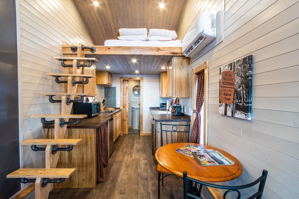 Cabin (Tiny House Aspen) | Soundproofing, iron/ironing board, bed sheets