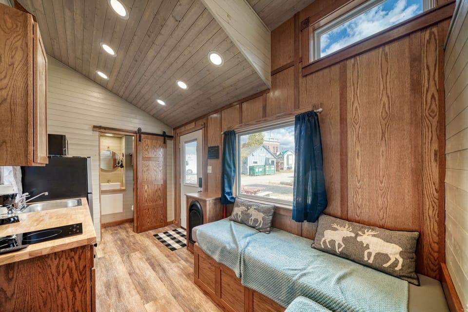 Cabin (Tiny House Martin) | Soundproofing, iron/ironing board, bed sheets