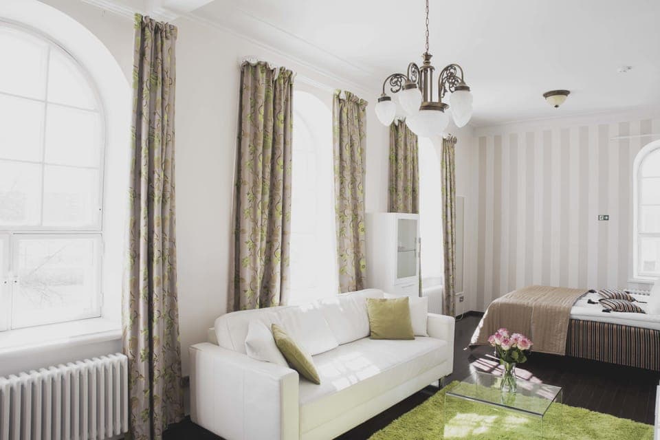 Grand Room | Premium bedding, minibar, individually decorated, individually furnished