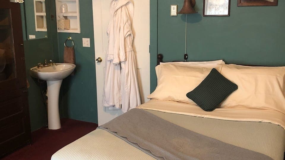 Double Room Single Use, 1 Queen Bed, Corner | Down comforters, individually decorated, individually furnished