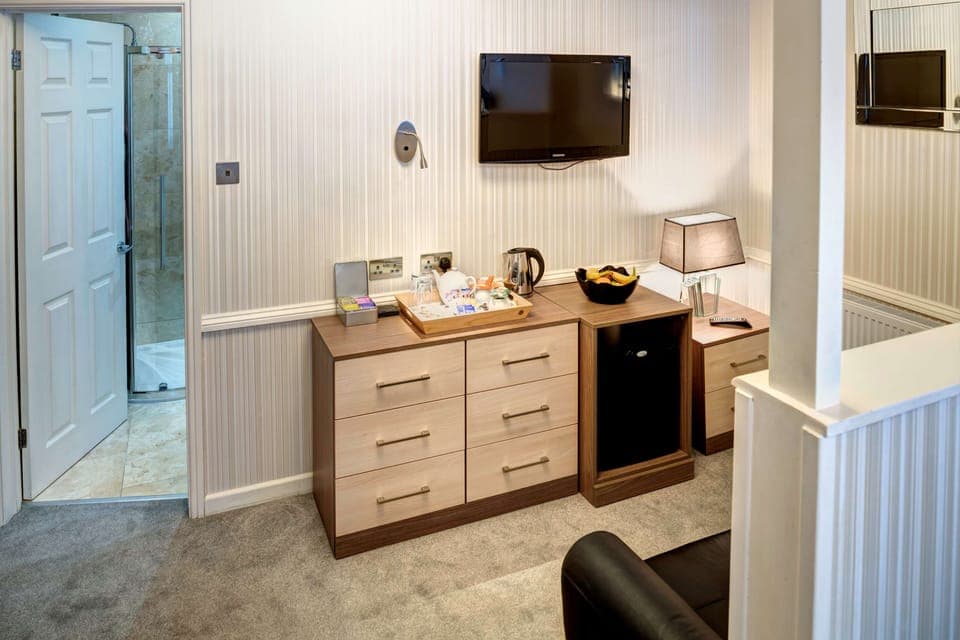 Superior Room, 1 King Bed, Non Smoking | Hypo-allergenic bedding, desk, blackout drapes, iron/ironing board