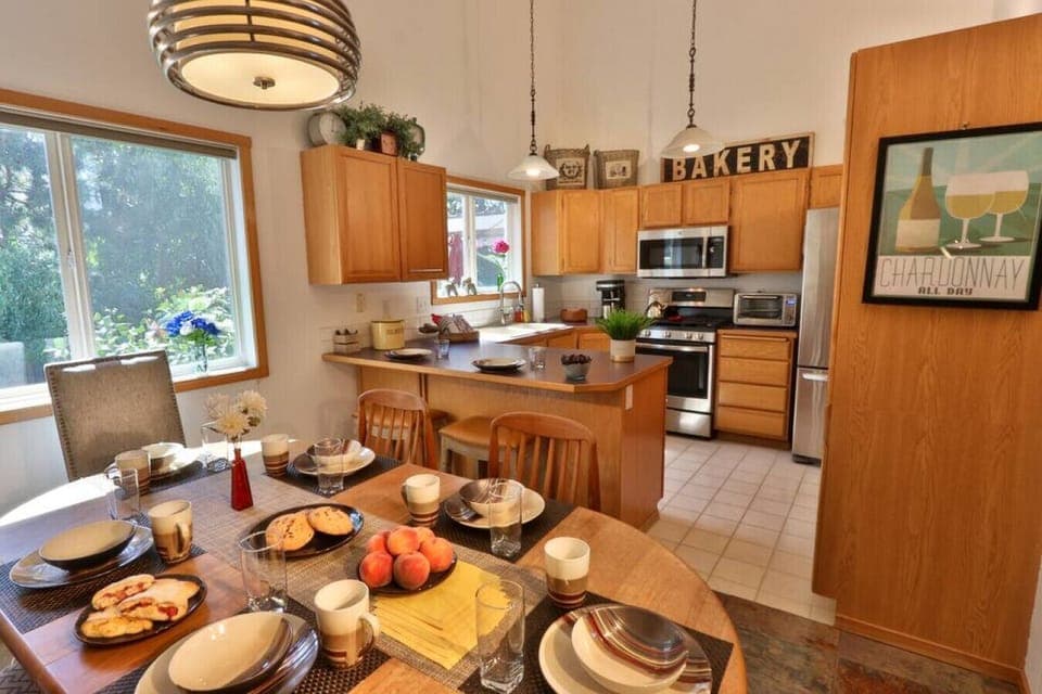 Dining area next to the kitchen