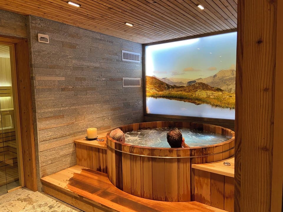 Sauna, hot tub