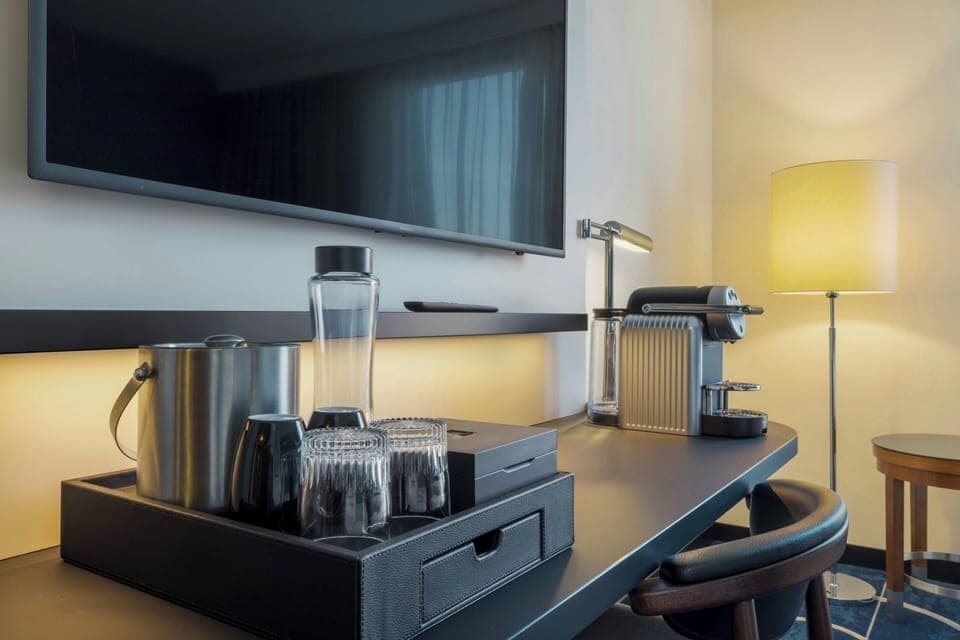 Premium bedding, in-room safe, desk, blackout drapes