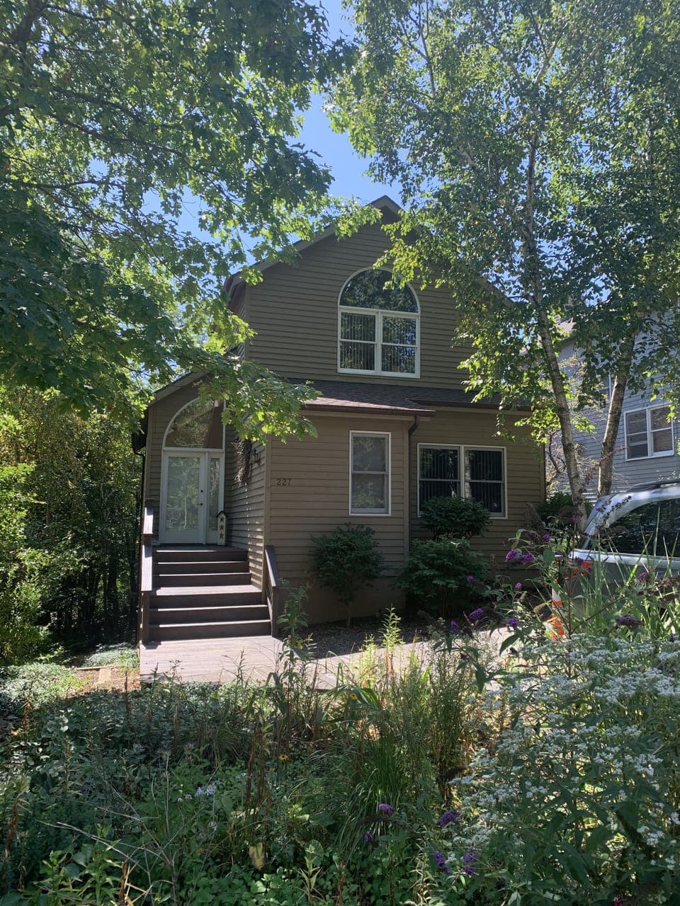 Big, cozy cottage close to Lake Michigan beaches, on a wooded hillside lot