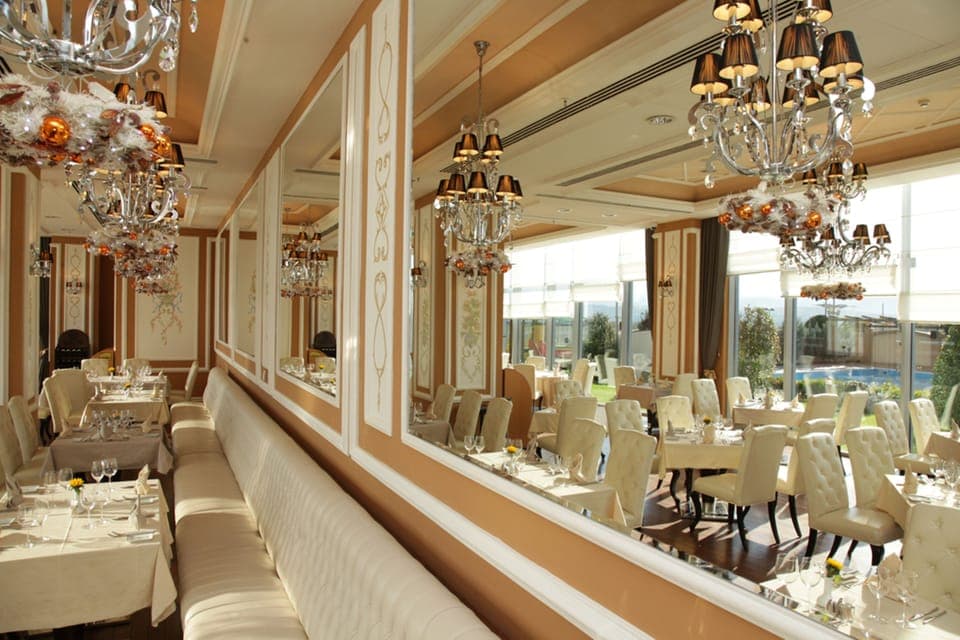 2 restaurants, breakfast, lunch, dinner served; international cuisine