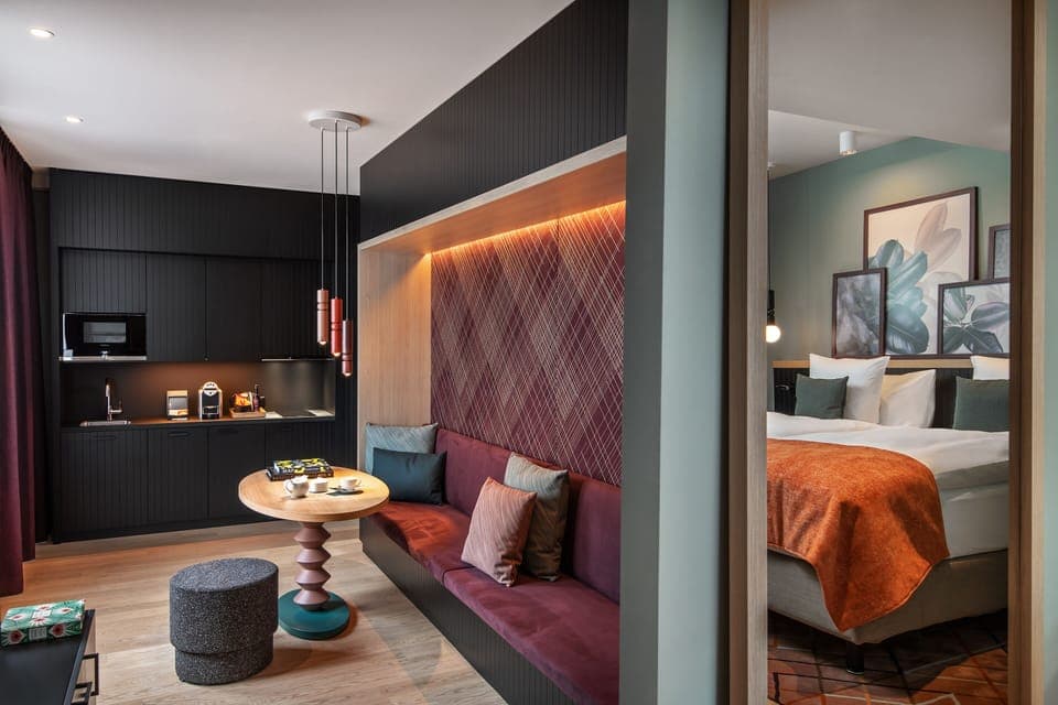 Deluxe Room, 2 Twin Beds (Grand) | Living area | 43-inch flat-screen TV with digital channels, TV, Netflix