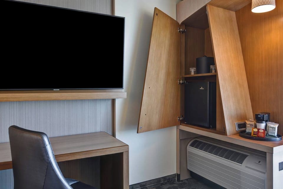 Pillowtop beds, desk, laptop workspace, blackout drapes