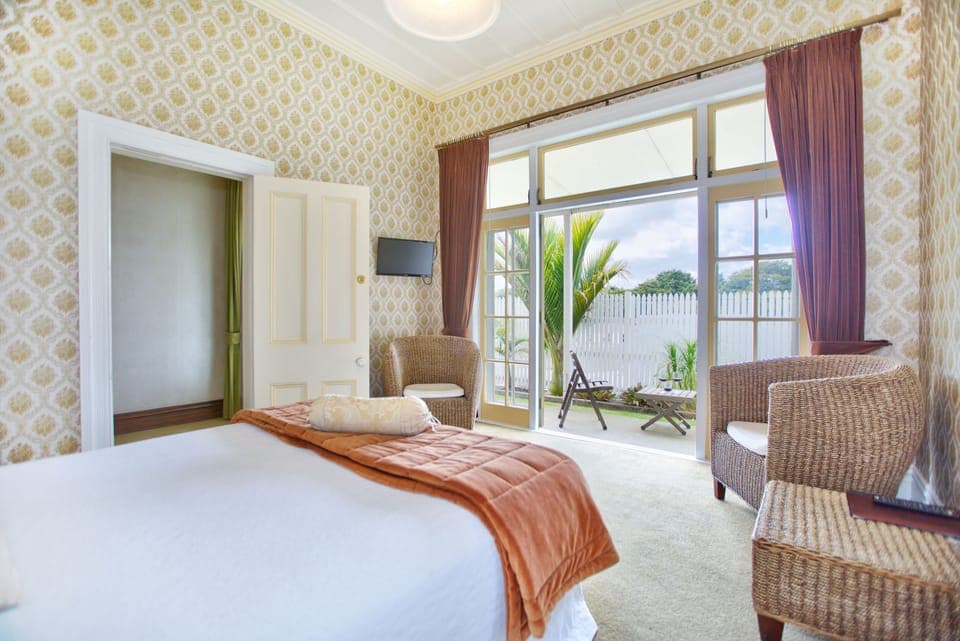 Villa (Gold Room) | Pillowtop beds, free WiFi, bed sheets