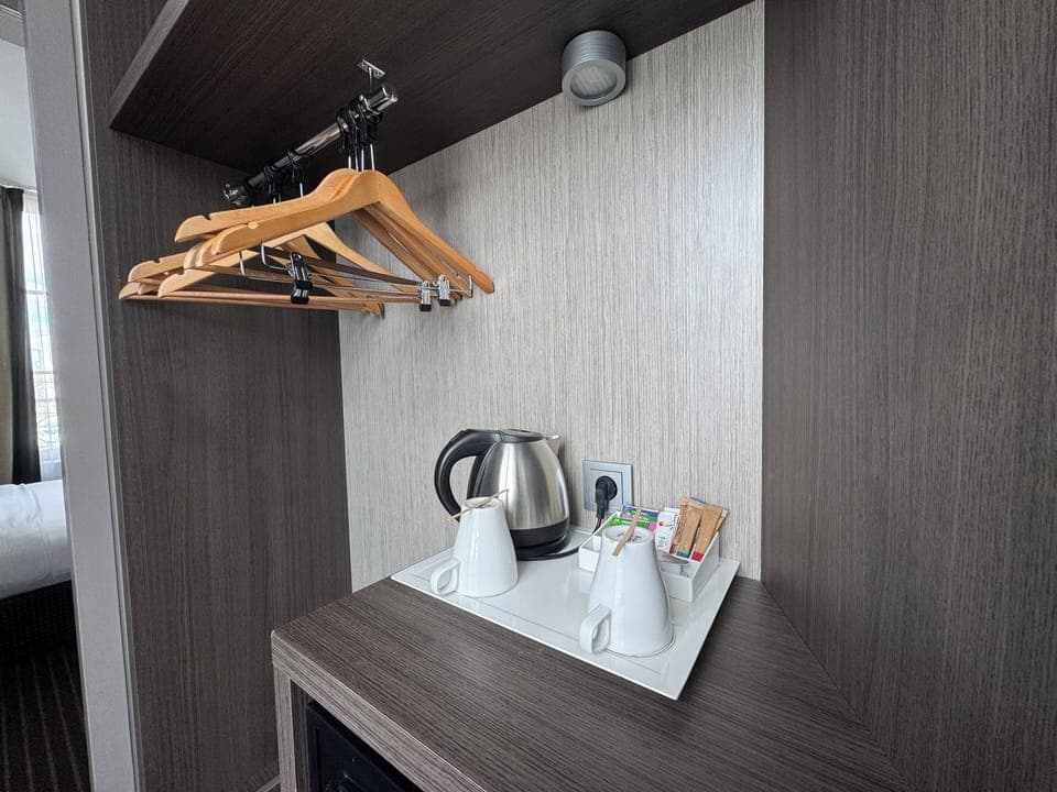 In-room safe, soundproofing, free WiFi, bed sheets